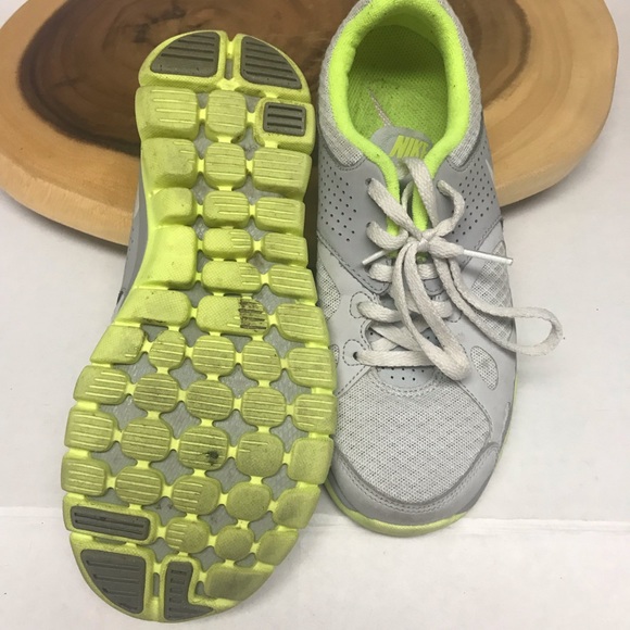 Nike Neon Lightweight Running Athletic Sneakers - Picture 4 of 8